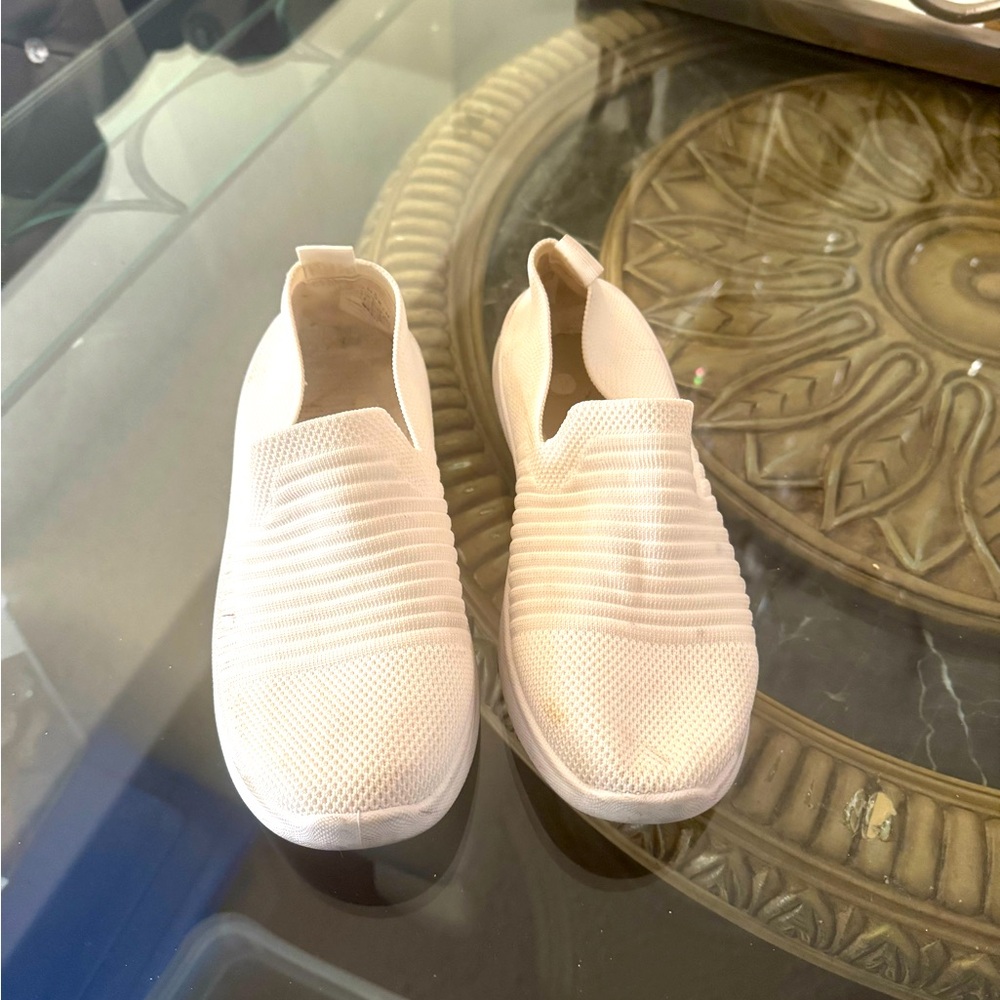 Size  6 1/2 to 7 sneakers very comfy